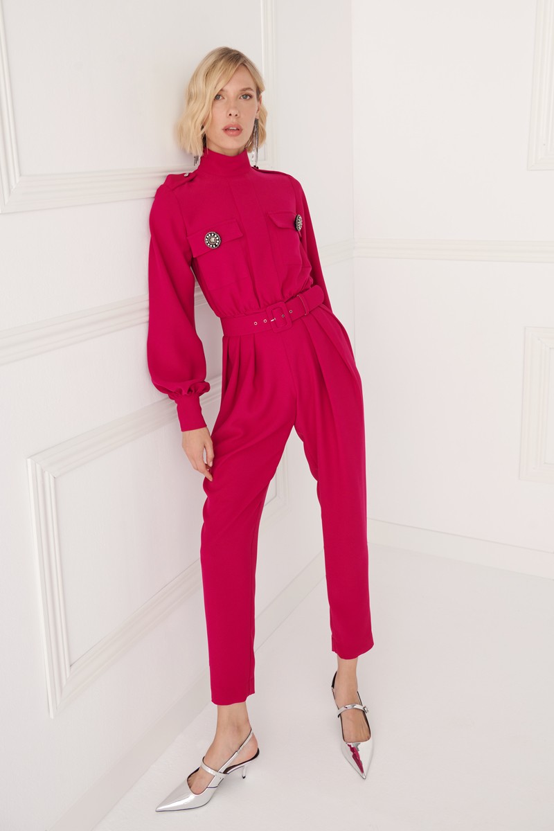 comprar mono de crepe buganvilla con cuello subido con detalles de aplicaciones, manga abullonada abajo y pinzas profundas en el pantalón para invitada, fiesta, celebracion, coctel, comunion