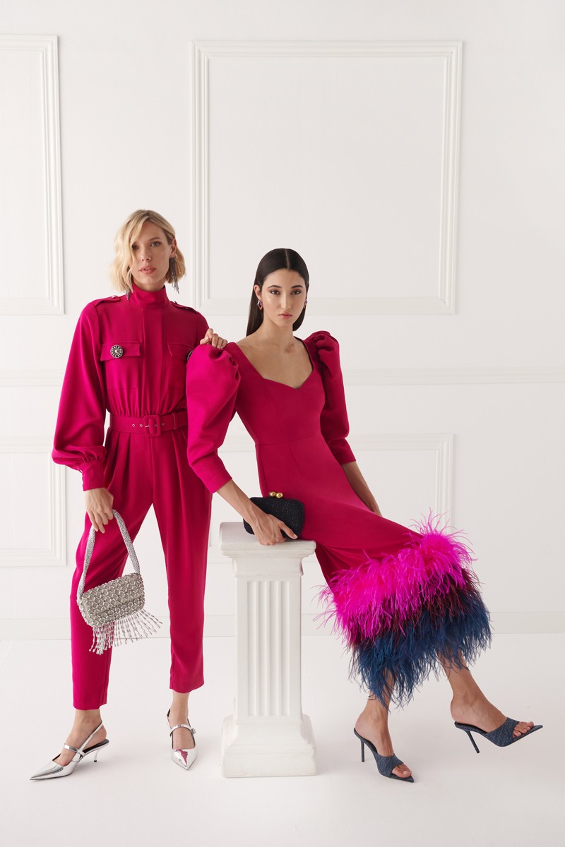 comprar mono de crepe buganvilla con cuello subido con detalles de aplicaciones, manga abullonada abajo y pinzas profundas en el pantalón para invitada, fiesta, celebracion, coctel, comunion