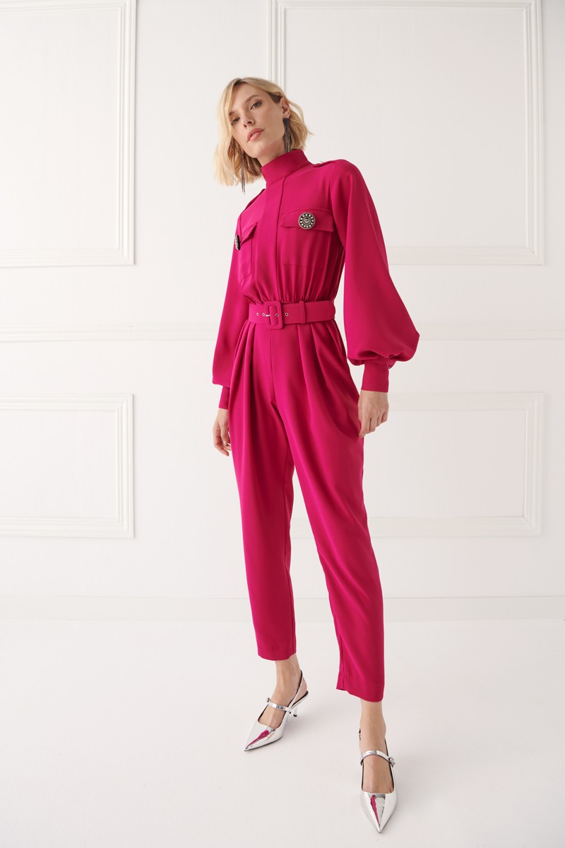 comprar online mono de crepe buganvilla con cuello subido con detalles de aplicaciones, manga abullonada abajo y pinzas profundas en el pantalón para invitada, fiesta, celebracion, coctel, comunion