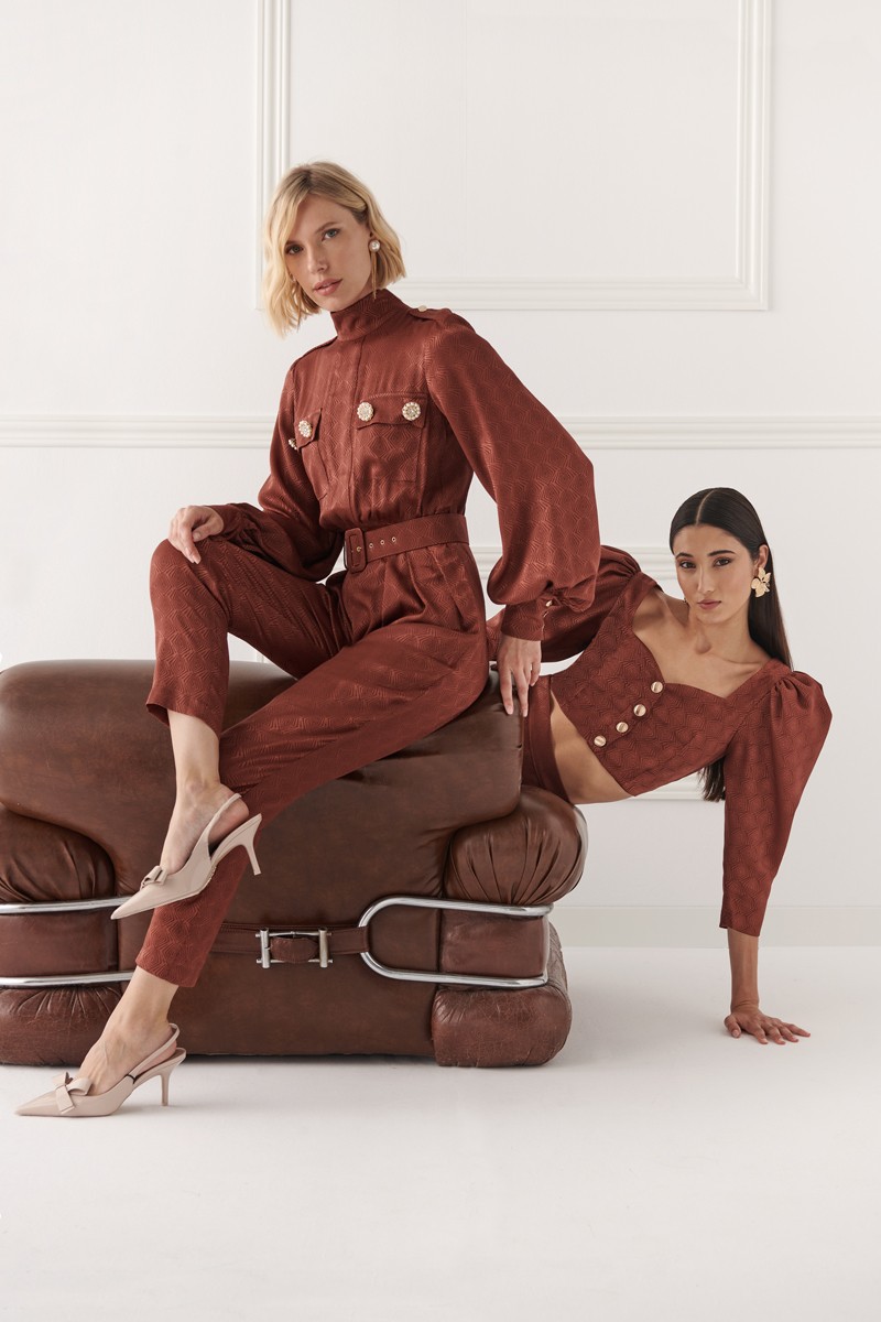 comprar mono de vestir marrón con detalles de aplicaciones, manga abullonada abajo y pinzas profundas en el pantalón para invitada, fiesta, celebracion, coctel, comunion