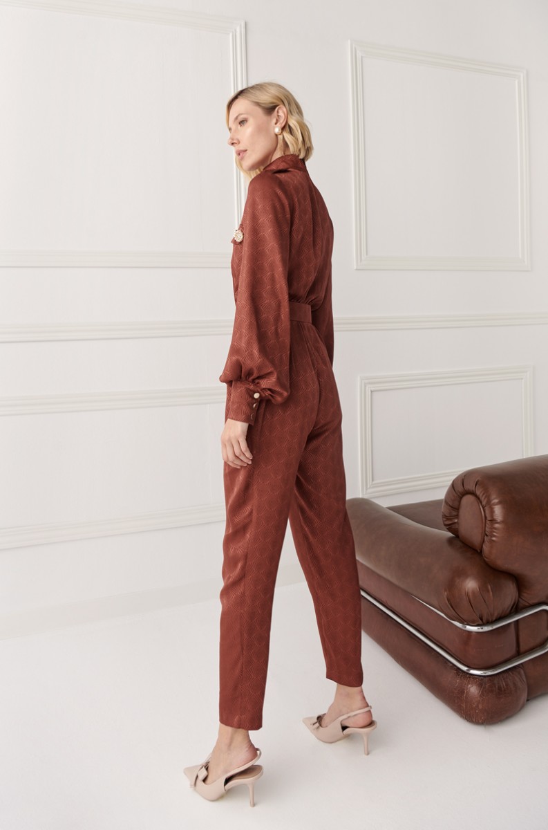 comprar mono falso liso marrón con cuello subido con detalles de aplicaciones, manga abullonada abajo y pinzas profundas en el pantalón para invitada, fiesta, celebracion, coctel, comunion