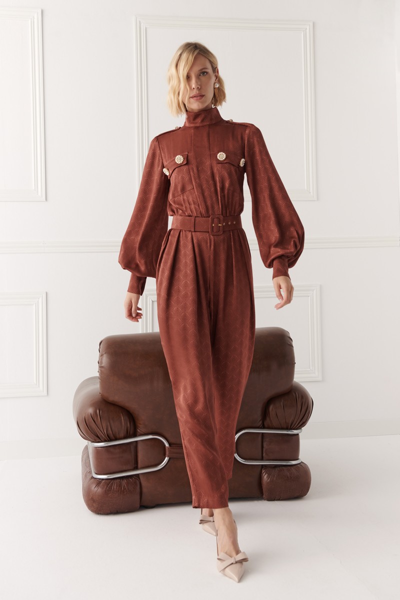 jumpsuit marrón con cuello subido con detalles de aplicaciones, manga abullonada abajo y pinzas profundas en el pantalón para invitada, fiesta, celebracion, coctel, comunion