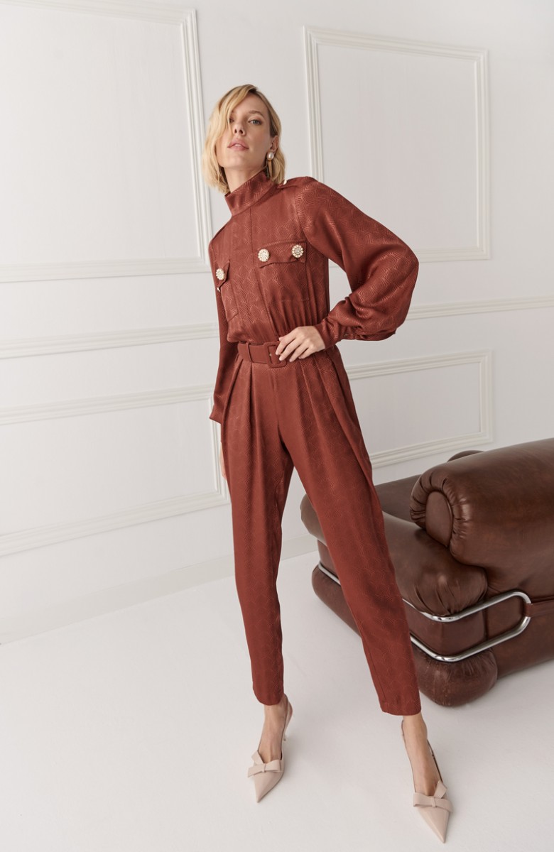 mono marrón con cuello subido con detalles de aplicaciones, manga abullonada abajo y pinzas profundas en el pantalón para invitada, fiesta, celebracion, coctel, comunion