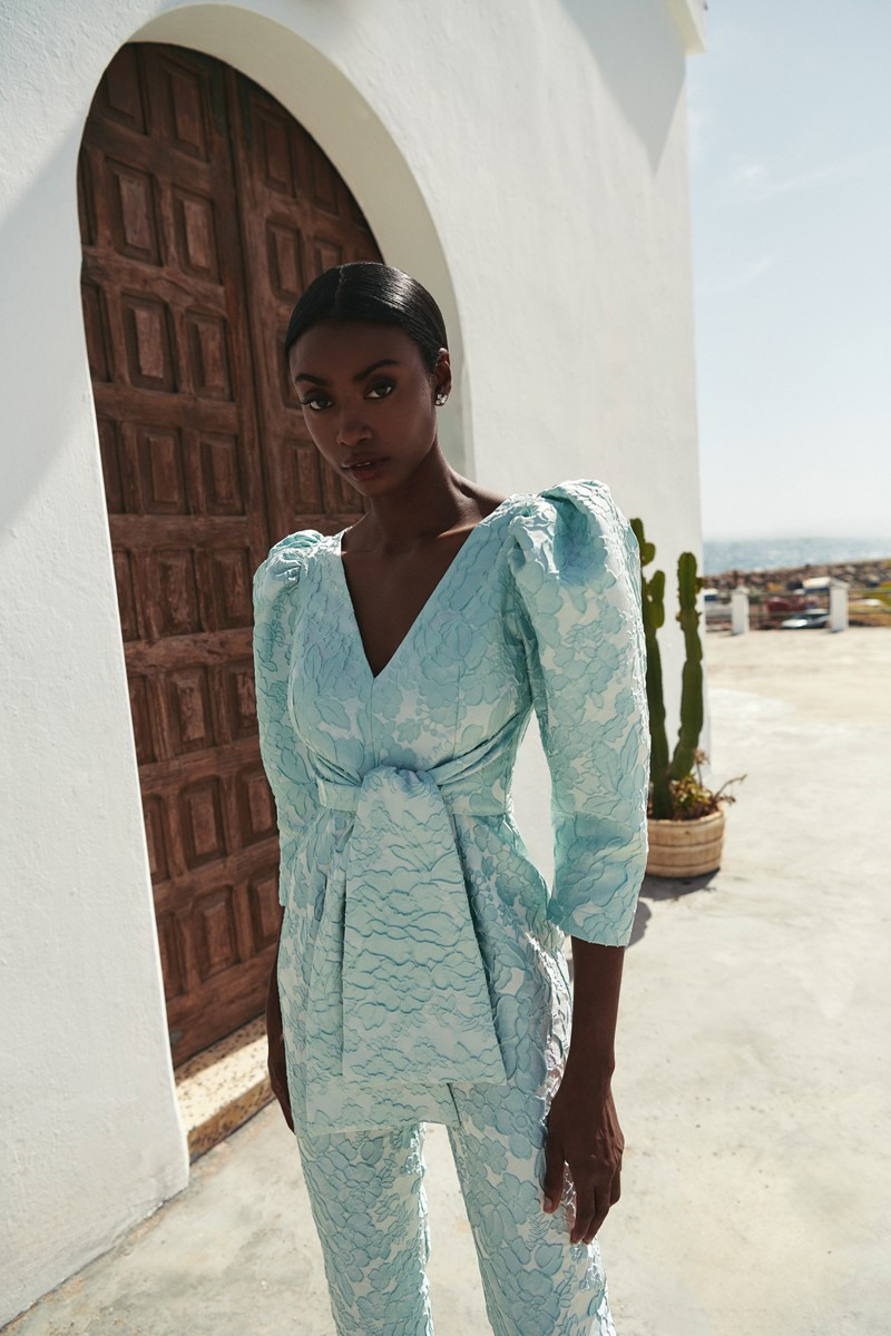 comprar online Mono  para boda confeccionado en jacquard aguamarina con manga jamon, pantalon estrecho  y lazada en cintura para invitadas boda verano, graduacion, mama de comunion omama de bautizo