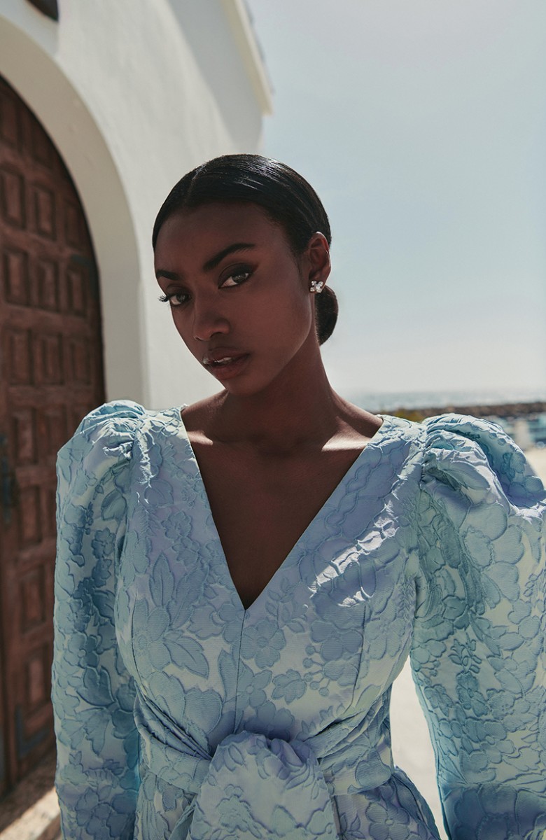 mono azul claro con manga jamon, pantalon estrecho  y lazada en cintura para invitadas boda verano, graduacion, mama de comunion omama de bautizo