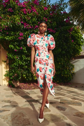 Vestido de fiesta en tul bordado de flores rojas con crepe blanco y manga abullonada para boda de dia, mama de  comunion o bautizo