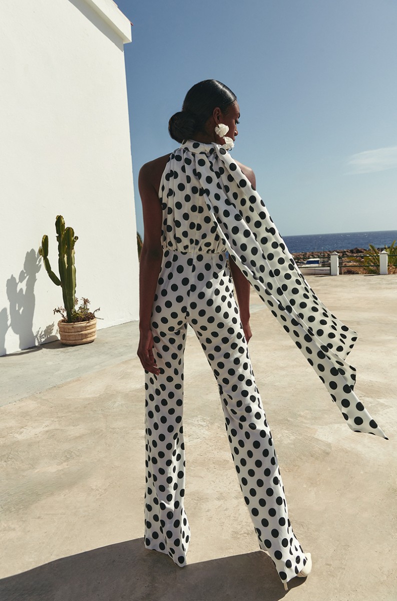  mono de vestir  en crepe saten blanco con lunares negros cuello halter y lazada pantalon palazzo para invitada a boda, bautizo, mama de comunion, fiesta