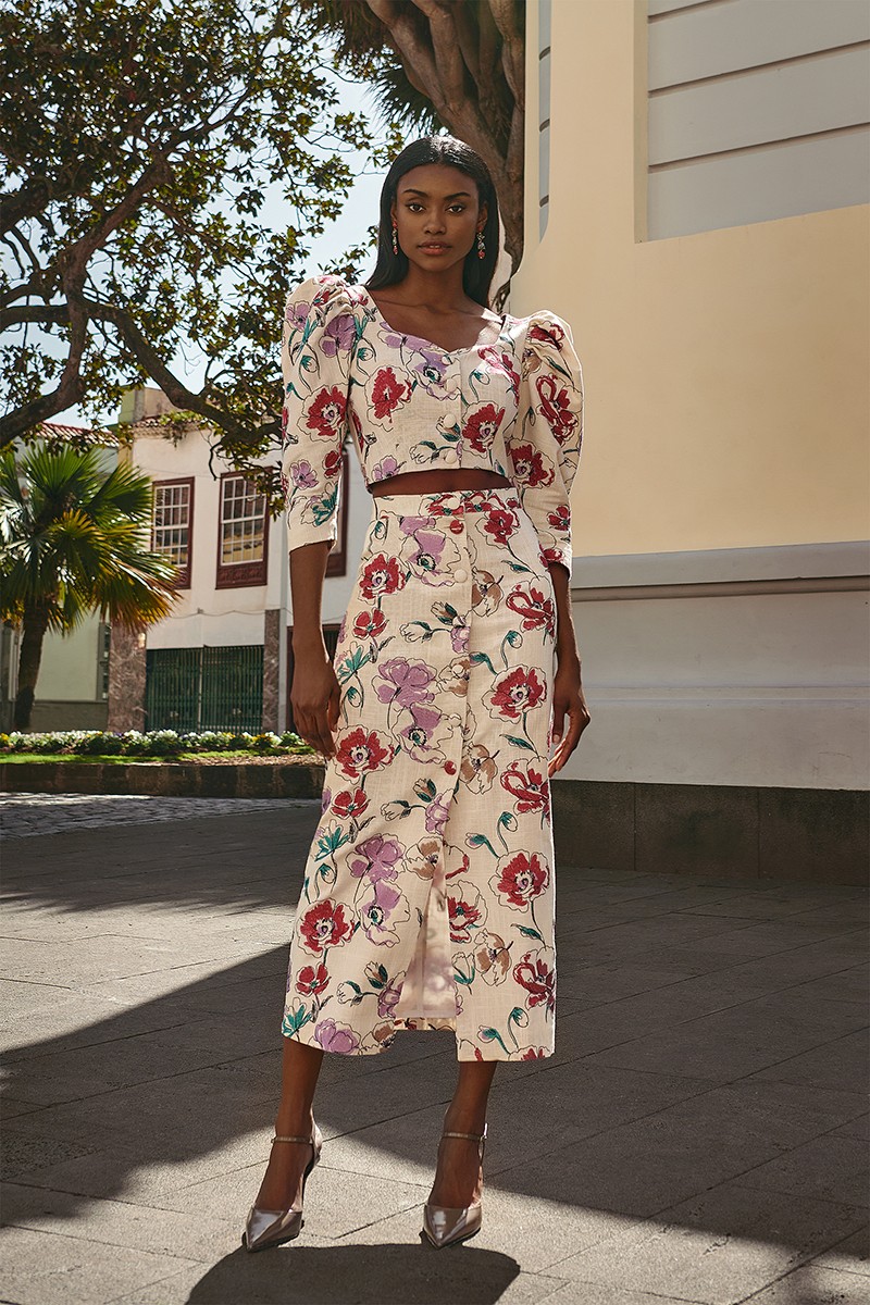 comprar top manga jamón en tejido de lino beige con flores bordadas de colores, para invitada fiesta, boda, evento, mamá de comunion