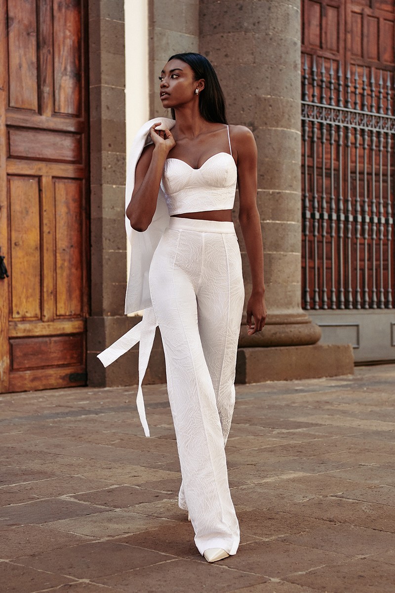 comprar online Precioso top corto confeccionado en tejido jacquard blanco. Diseño original a modo de corpiño con tirantes finos y con cazuelas que realzan el pecho para novia civil, mama de bautizo, o comunion