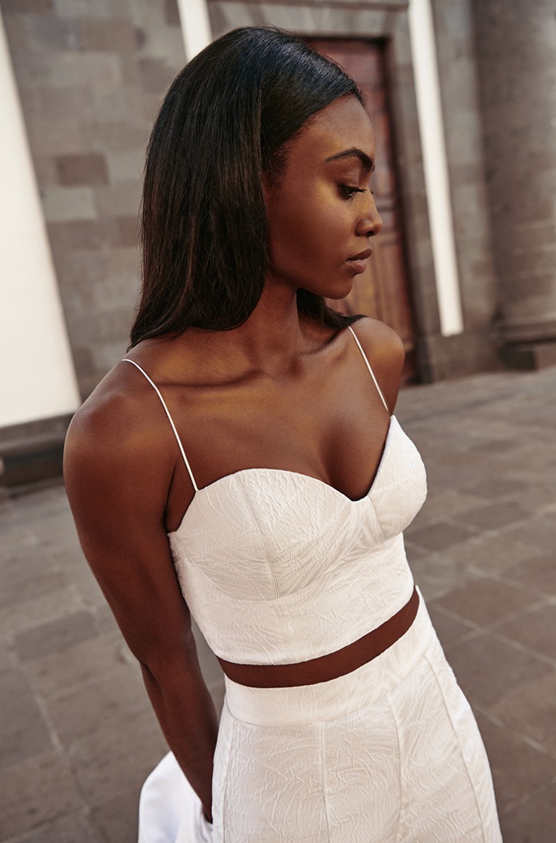 Precioso top corto confeccionado en tejido jacquard blanco. Diseño original a modo de corpiño con tirantes finos y con cazuelas que realzan el pecho para novia civil, mama de bautizo, o comunion