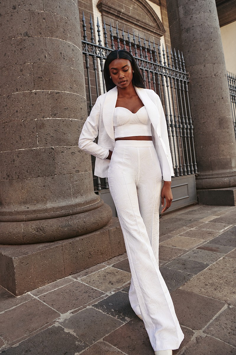 comprar top corto confeccionado en tejido jacquard blanco. Diseño original a modo de corpiño con tirantes finos y con cazuelas que realzan el pecho para novia civil, mama de bautizo, o comunion