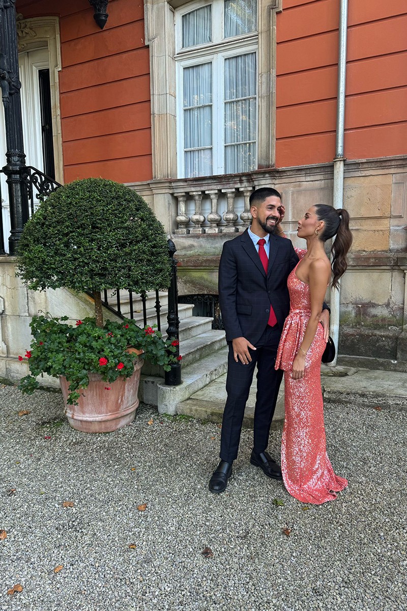 comprar online Vestido de fiesta largo asimétrico de pailletes coral con cinturon con lazo y abertura en la falda para invitadas bodas de noche, fiesta, evento, apparentia