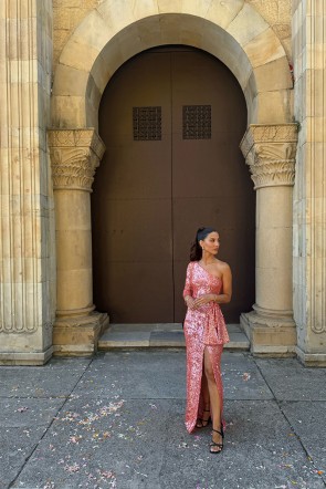 comprar online Vestido de fiesta largo asimétrico de pailletes coral con cinturon con lazo y abertura en la falda  para invitadas bodas de noche, fiesta, evento, apparentia comprar online