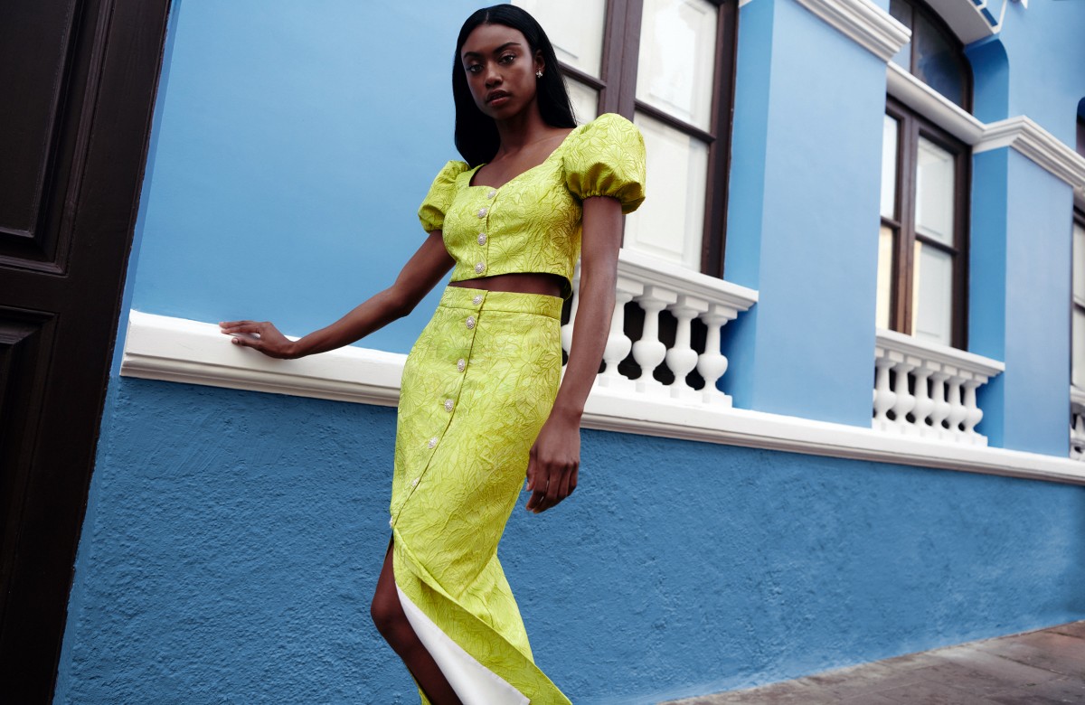 top tejido brocado lima en color lima con escote corazon botones joya en tonos plata para invitada a boda, graduacion, fiesta verano.