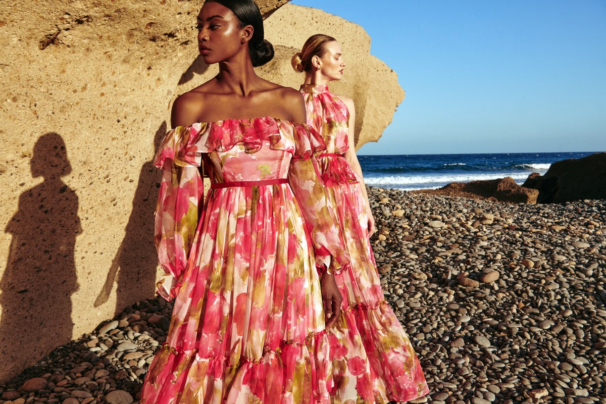 Maravilloso vestido largo confeccionado en un tejido de gasa de gran calidad estampada con delicadas flores en tonos rojos y rosas invitada boda verano