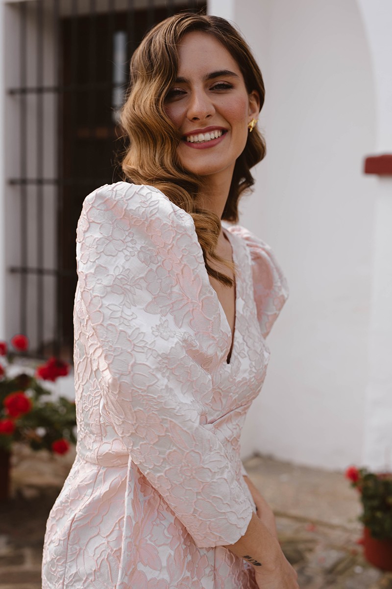 mono rosa palo con manga jamon, pantalon estrecho y lazada en cintura para invitadas boda verano, graduacion, mama de comunion omama de bautizo