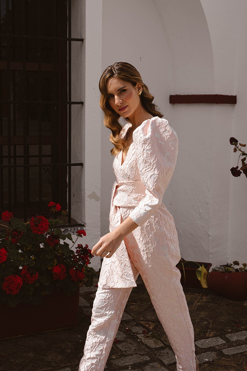 mono rosa palo con manga jamon, pantalon estrecho y lazada en cintura para invitadas boda verano, graduacion, mama de comunion omama de bautizo