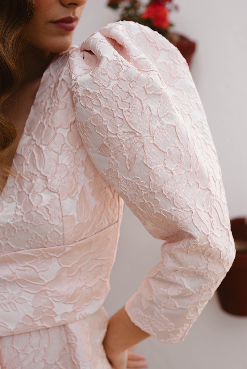 jumpsuit brocado rosa palo con manga jamon, pantalon estrecho y lazada en cintura para invitadas boda verano, graduacion, mama de comunion omama de bautizo