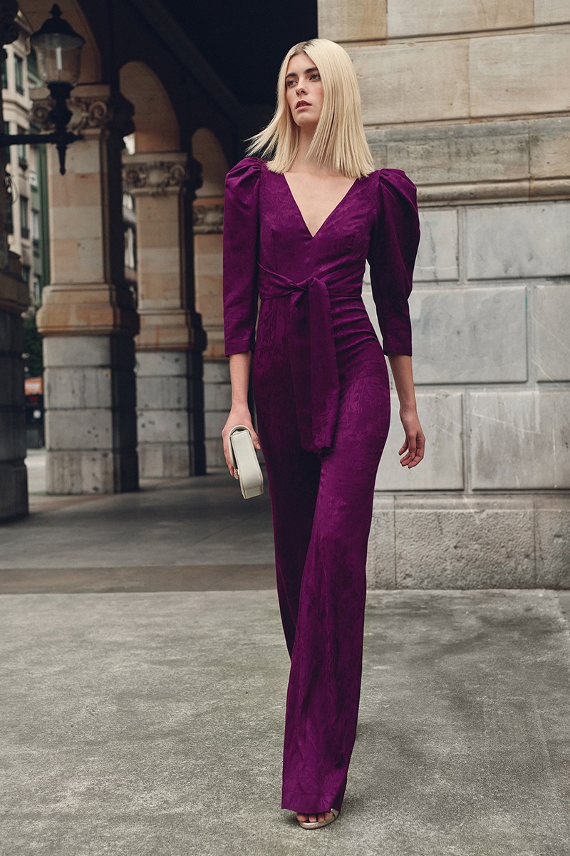 Mono con manga abullonada, en color morado pantalon palazzo y lazada en cintura confeccionado en jacquard para invitadas boda otoño invierno