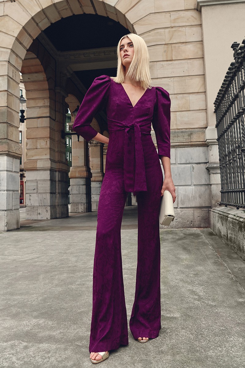 comprar Mono morado con manga abullonada, pantalon palazzo y lazada en cintura confeccionado en jacquard para invitadas boda otoño invierno