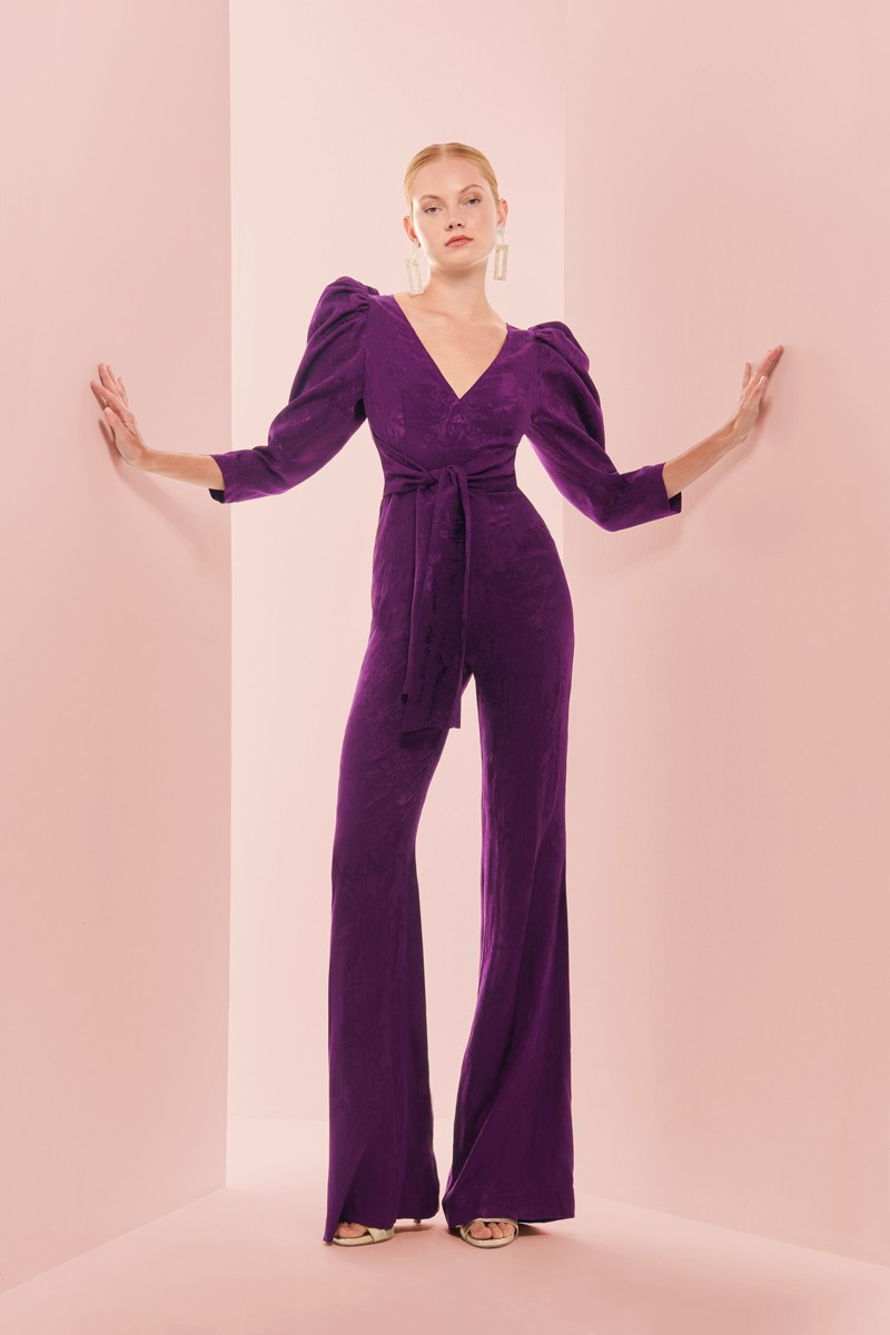 jumpsuit fiesta morado con manga abullonada, pantalon palazzo y lazada en cintura confeccionado en jacquard para invitadas boda otoño invierno