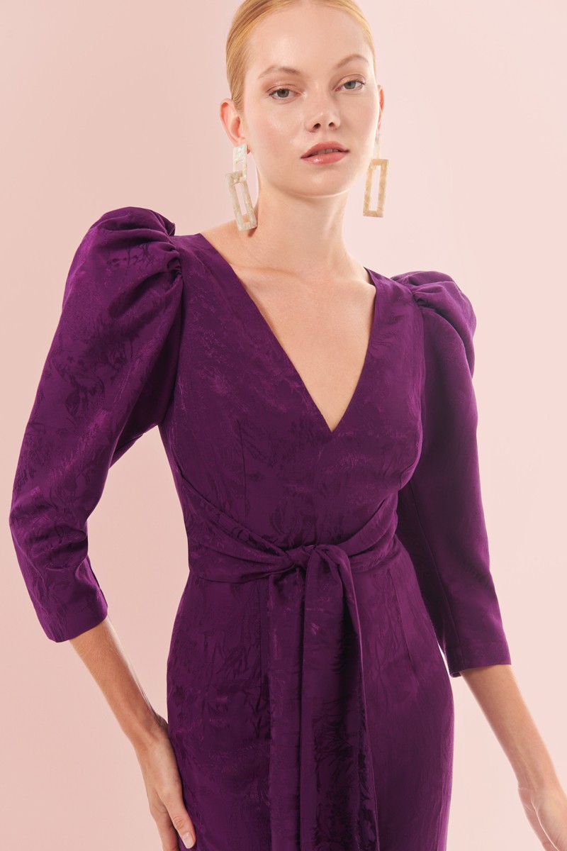 comprar Mono de fiesta morado con manga abullonada, pantalon palazzo y lazada en cintura confeccionado en jacquard para invitadas boda otoño invierno