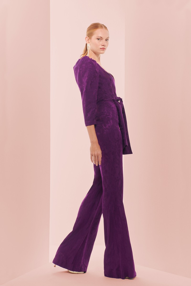 Mono de fiesta morado con manga abullonada, pantalon palazzo y lazada en cintura confeccionado en jacquard para invitadas boda otoño invierno