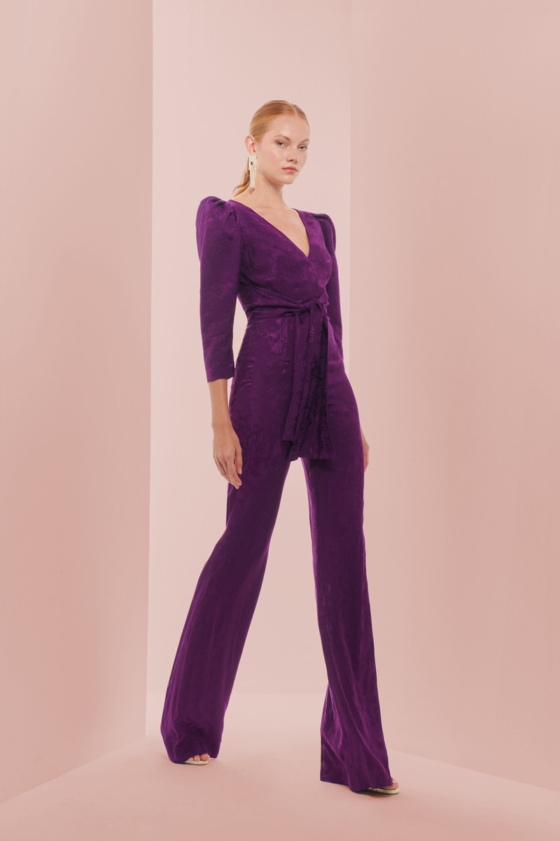 Mono de vestir morado con manga abullonada y lazada en cintura confeccionado en jacquard para invitadas boda otoño invierno