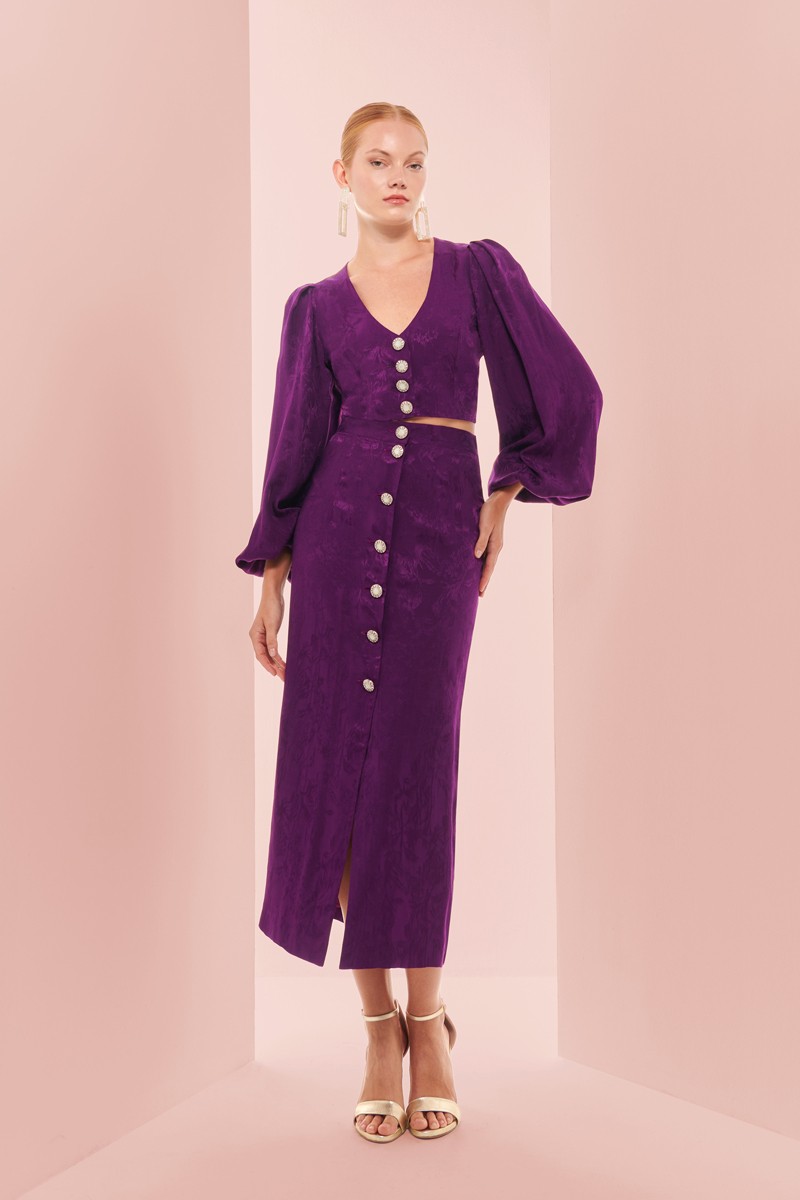 Falda en jacquard morado con botones joya para invitadas a boda de otono invierno, mamá de comunion, bautizo, cóctel, evento