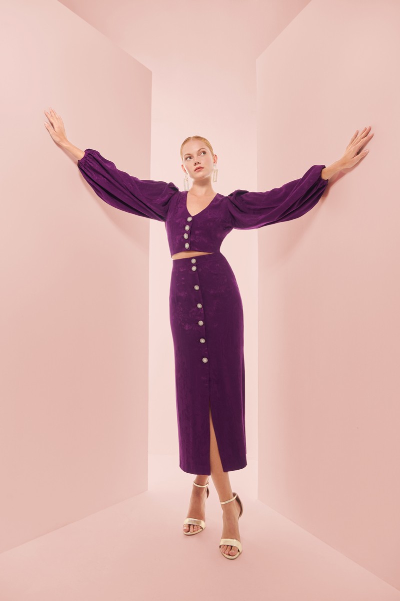 comprar falda de fiesta en jacquard morado con botones joya para invitadas a boda de otono invierno, mamá de comunion, bautizo, cóctel, evento