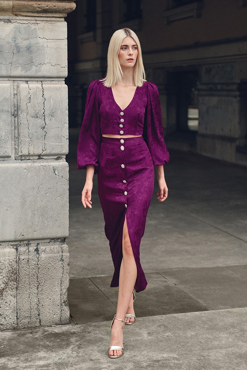 conjunto morado con botones joya para invitadas a boda de otono invierno, mamá de comunion, bautizo, cóctel, evento