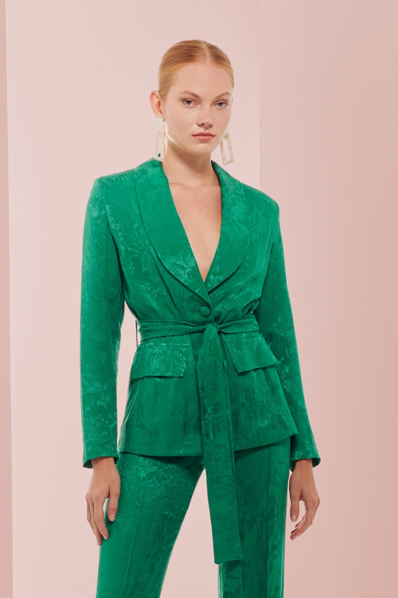 comprar online traje de chaqueta en jacquard fluido verde esmeralda y cinturon para boda, invitada, fiesta, celebracion, coctel, comunion