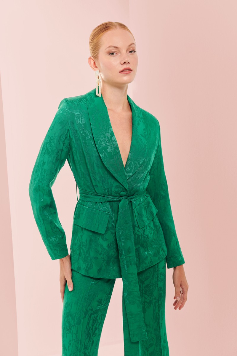 blazer en jacquard fluido verde Blazer con cuello esmoquin y cinturon para boda, invitada, fiesta, celebracion, coctel, comunion