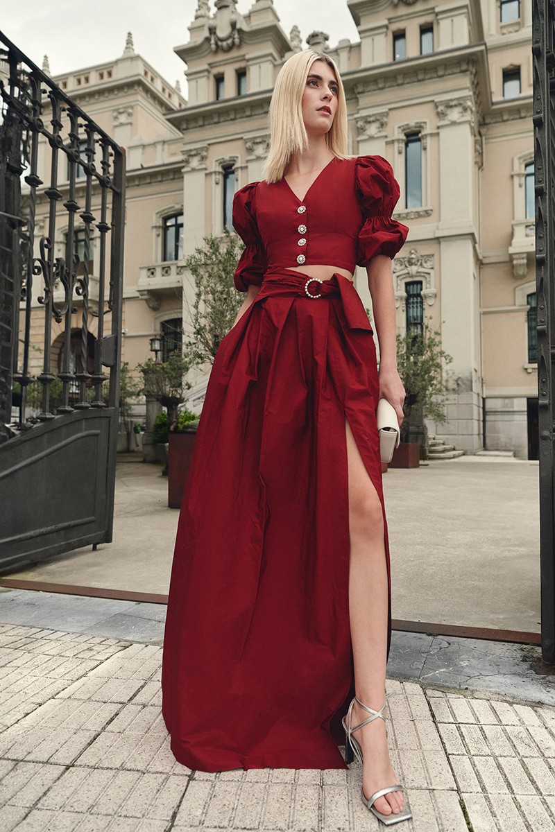 conjunto de falda de fiesta larga abullonada con tablas y abertura lateral en tafetan burdeos para invitadas boda de otoño/invierno, hermana del novio o de la novia