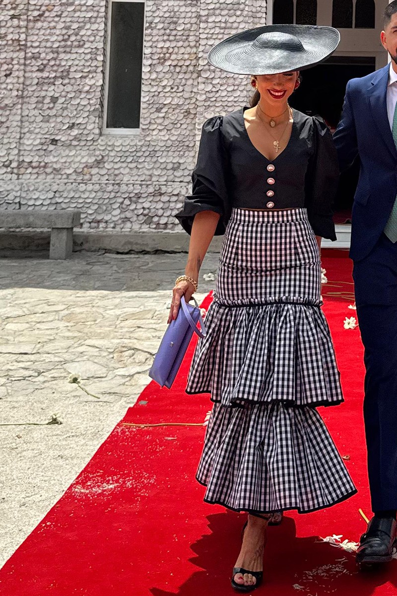 top de fiesta en  tafeta negra para invitadas a bodas, fiesta