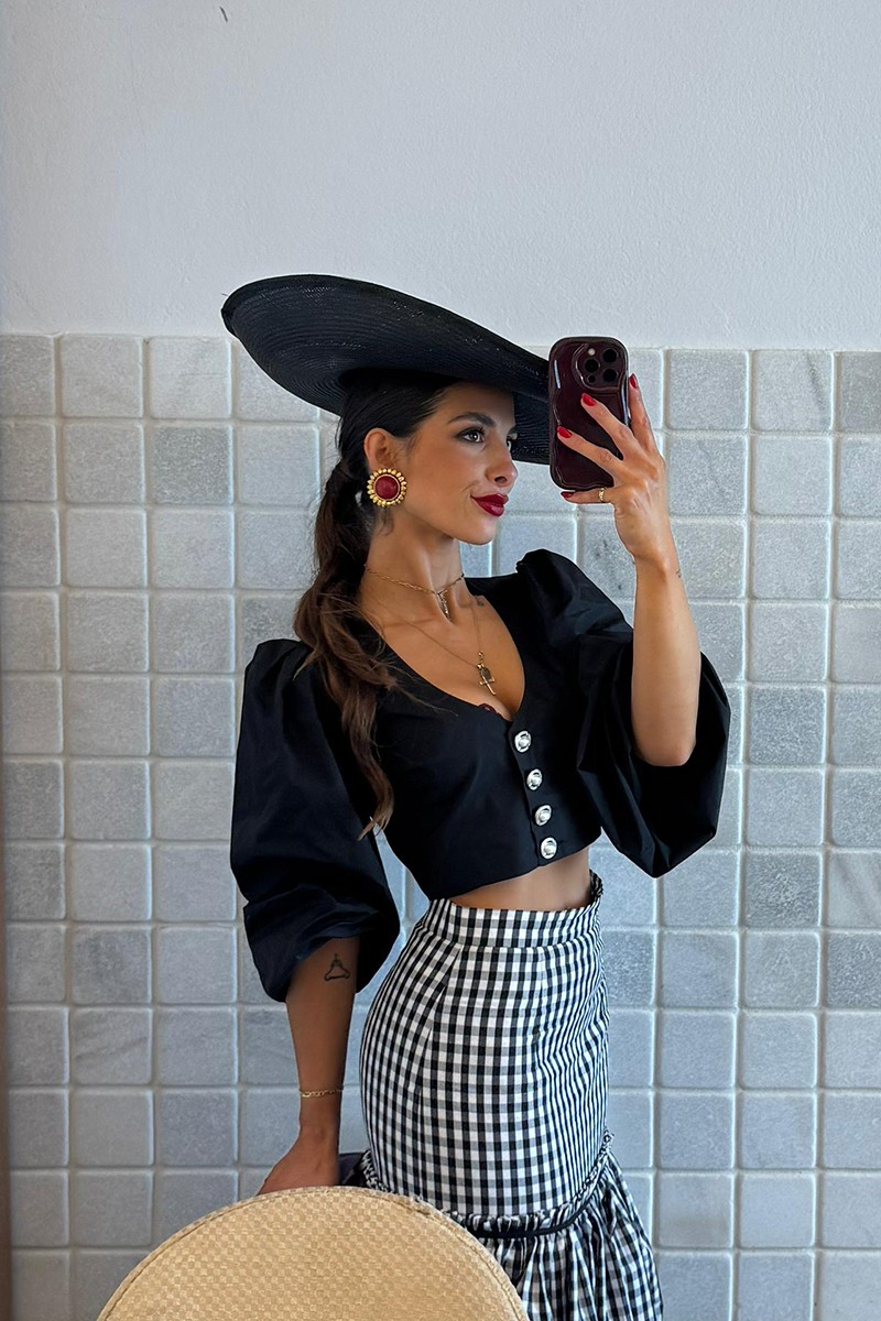 top de fiesta corto con boton joya escote en pico y media manga en  tafeta negra para invitadas a bodas, fiesta