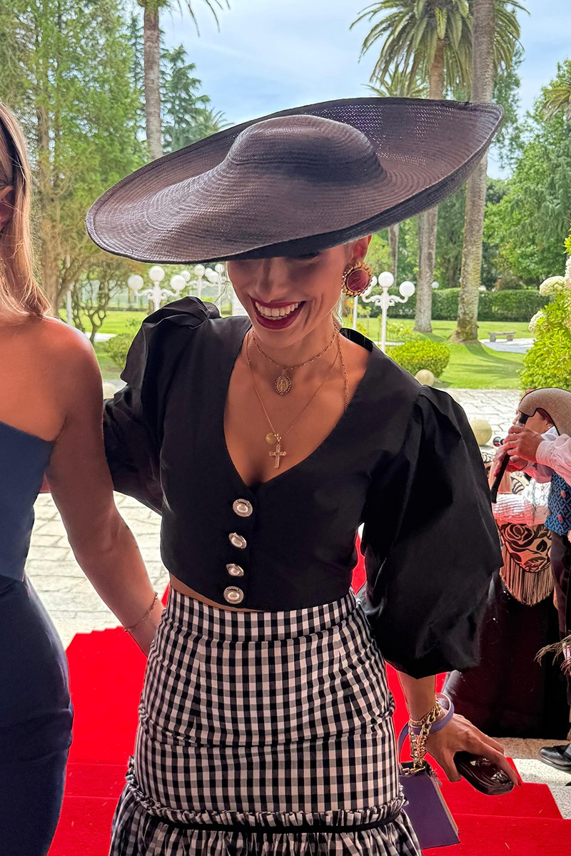 top de fiesta con boton joya escote en pico y media manga en  tafeta negra para invitadas a bodas, fiesta