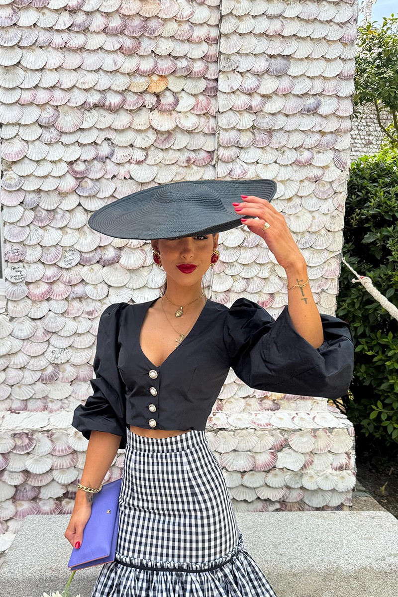 top corto con boton joya escote en pico y media manga en  tafeta negra para invitadas a bodas, fiesta