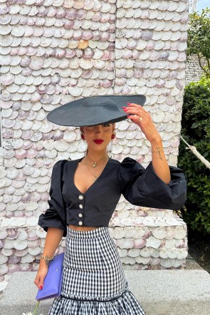 top corto con boton joya escote en pico y media manga en  tafeta negra para invitadas a bodas, fiesta