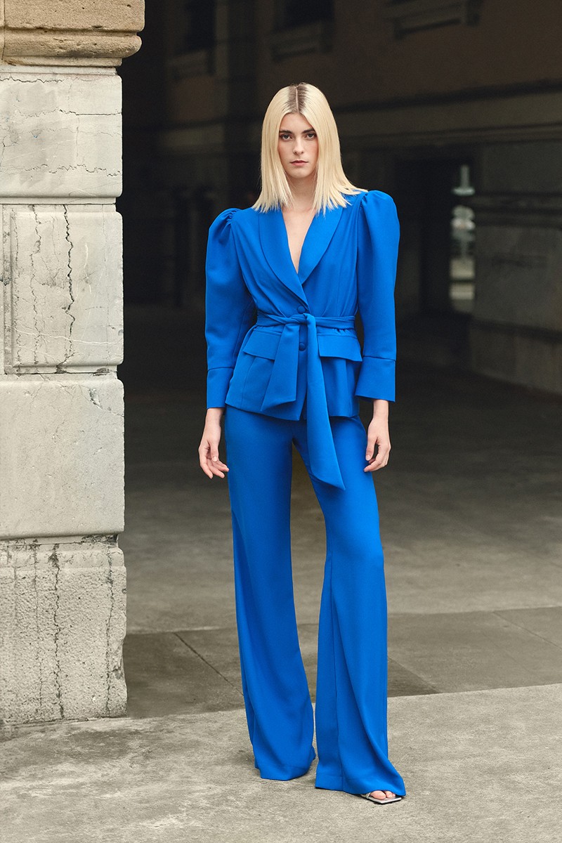 traje de americana y pantalon crepe azul klein para boda, invitada, fiesta, celebracion, coctel, mamá de comunion, graduacion