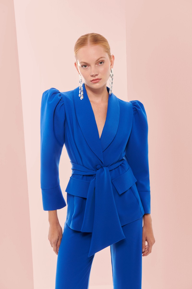 traje de chaqueta y pantalon crepe azul klein para boda, invitada, fiesta, celebracion, coctel, mamá de comunion, graduacion