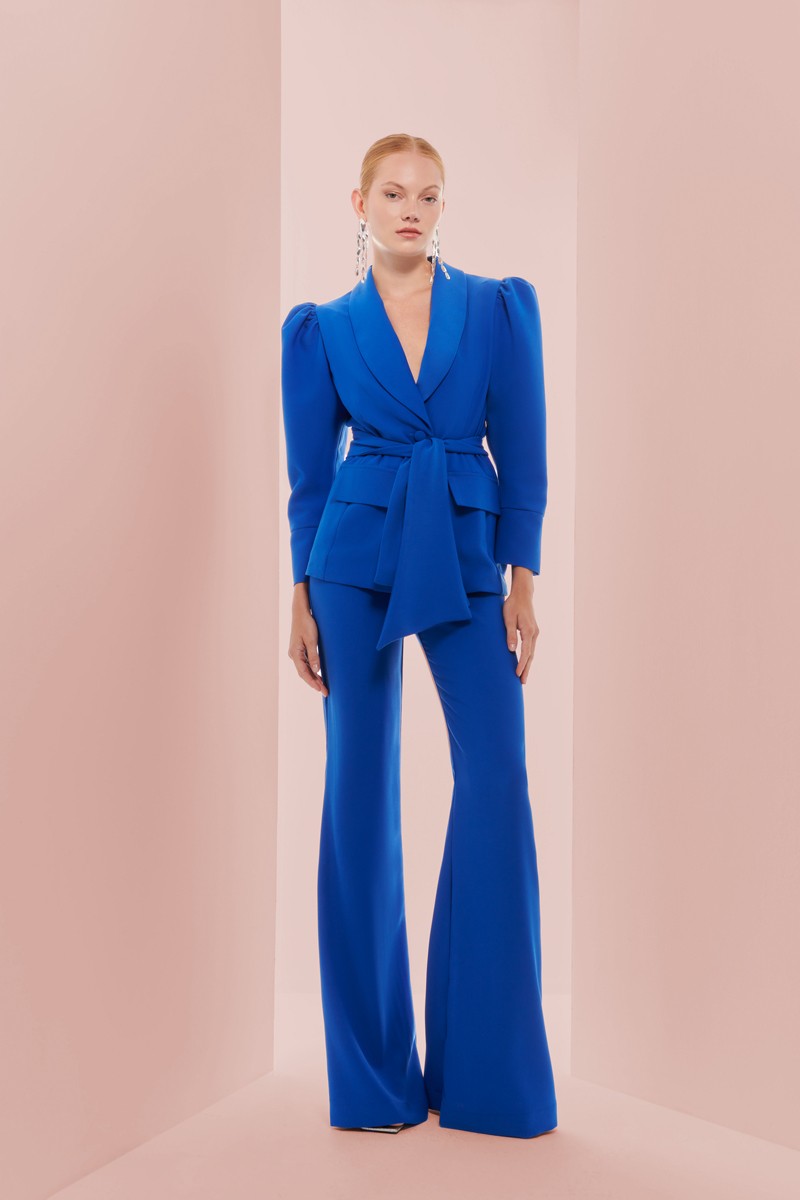 comprar traje de chaqueta y pantalon crepe azul klein para boda, invitada, fiesta, celebracion, coctel, mamá de comunion, graduacion