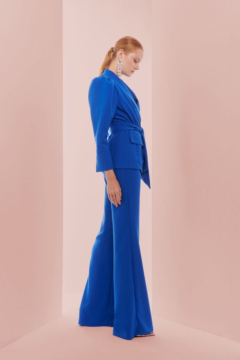 comprar online traje de chaqueta y pantalon crepe azul klein manga volumen para boda, invitada, fiesta, celebracion, coctel, mamá de comunion, graduacion