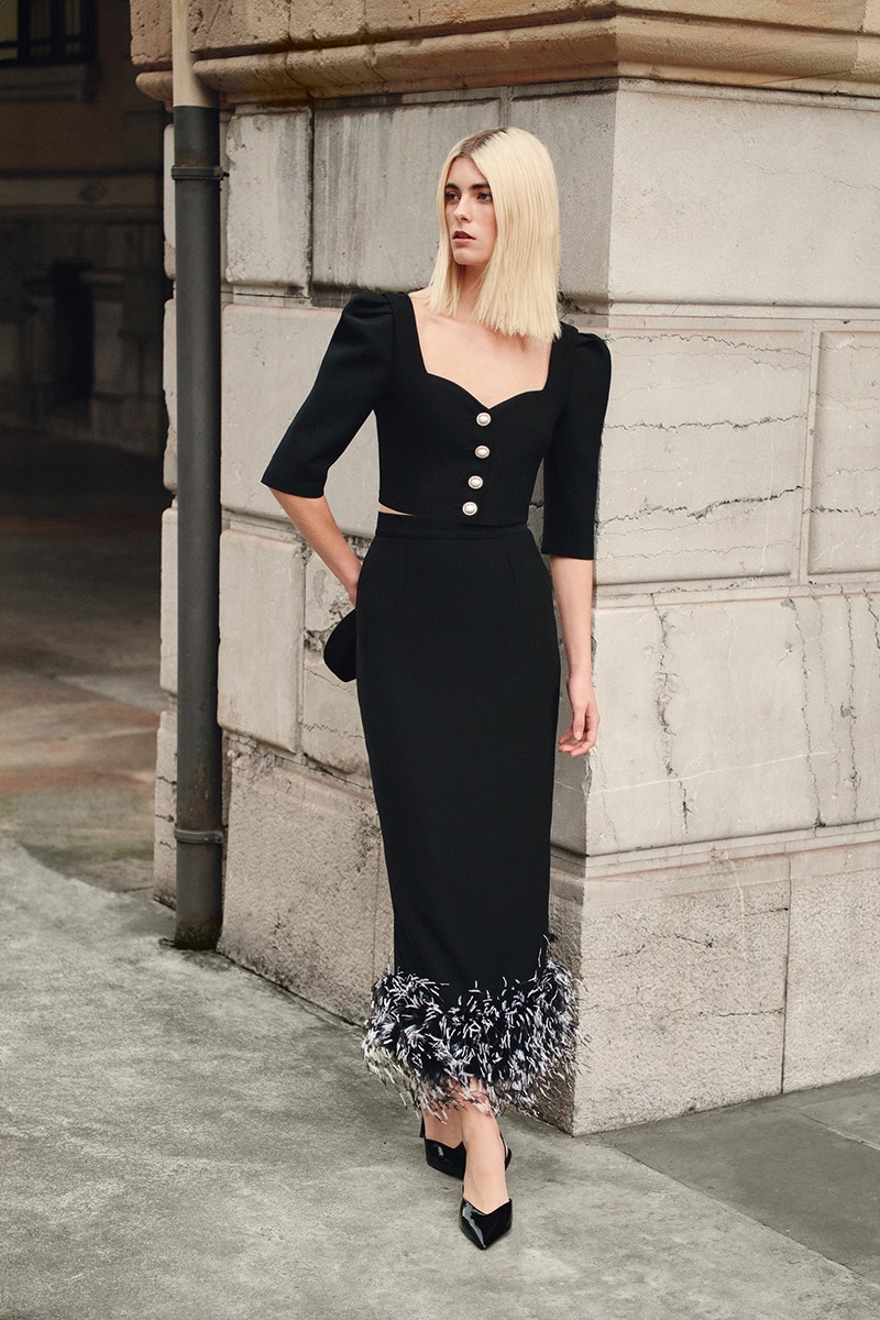 Conjunto de falda y top corto negro con manga francesa, escote corazon y botones joya para invitada boda invierno, evento, comunion, fiesta, navidad, shoponline