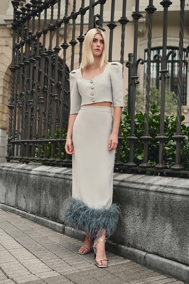 Conjunto top y falda en crepe gris con manga francesa, escote corazon y botones joya para invitada boda invierno, evento, comunion, fiesta, navidad, shoponline