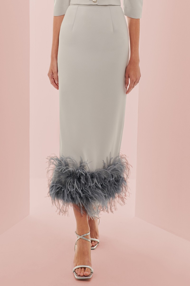 falda plumas gris, recta con boas de plumas al tono para invitada a boda, fiesta, evento, invitadas, shop online apparentia