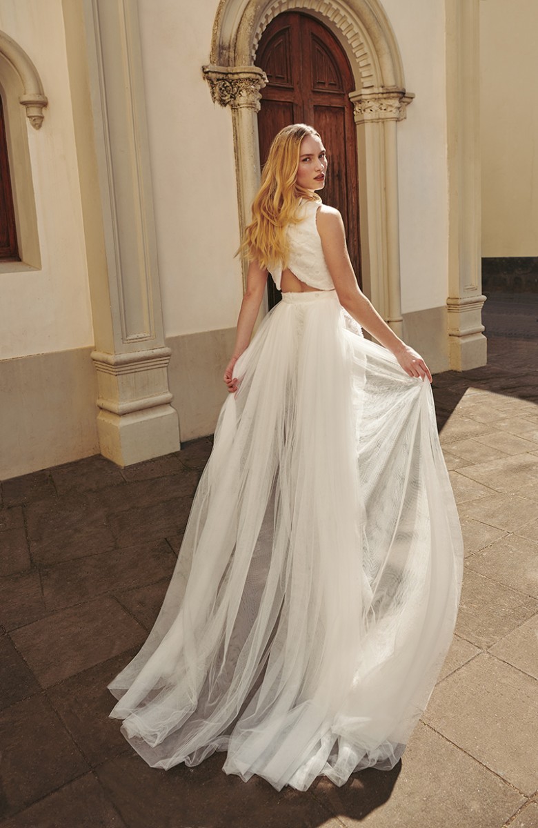 conjunto de novia de falda recta midi y top corto confeccionado en tul fantasía con flores bordadas en relieve y pailletes color blanco para novia, mama bautizo y comunion