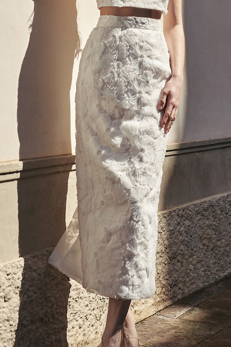 conjunto de novia compuesto por falda recta midi y top corto confeccionado en tul fantasía con flores bordadas en relieve y pailletes color blanco de gran calidad.