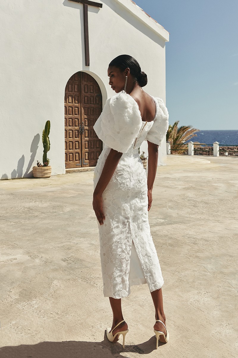 conjunto de novia civil compuesto de falda y top manga campana confeccionado en tul fantasía con flores bordadas en relieve y pailletes color blanco de gran calidad.