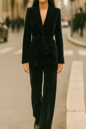 traje de chaqueta y pantalón confeccionado con terciopelo de color negro y cristales de strass con cuello esmoquin y cinturón para navidad, nochevieja y todo tipo de eventos de invierno